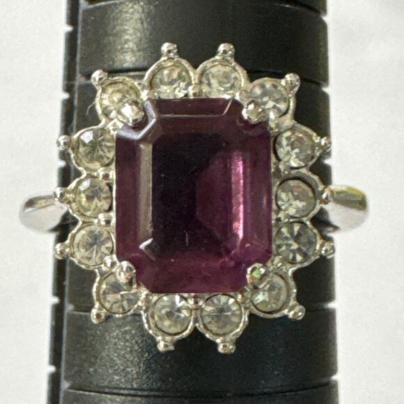 Sarah Coventry Size 8.75 Silvertone Ring Emerald Cut Purple Stone & Crystals - Picture 1 of 5
